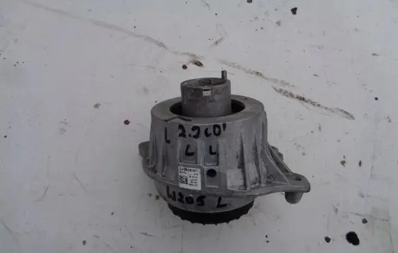 Mercedes-Benz C W205 Engine mount bracket A2052406617