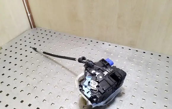 Volkswagen Phaeton Front door lock