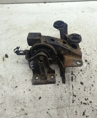 Nissan X-Trail T30 Engine mount bracket