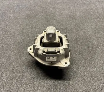 BMW 5 F10 F11 Engine mount bracket 6851264