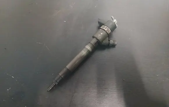 Volvo XC70 Fuel injector 30777526