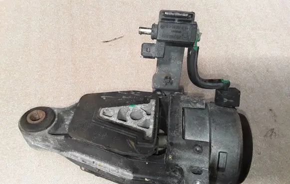 Citroen C5 Engine mount bracket 326C65 320A24E 307452G