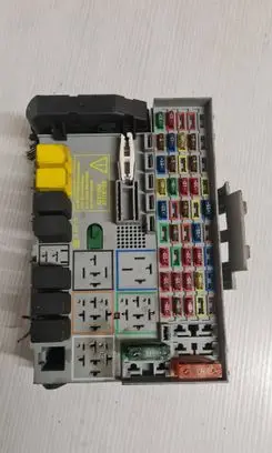 Opel Zafira A Fuse box set 24412497