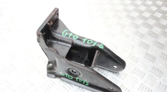 Mitsubishi 3000 GT Engine mounting bracket