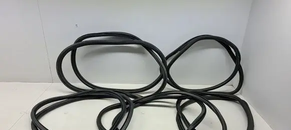 Peugeot 308 Front door rubber seal 