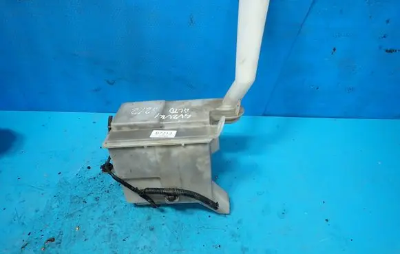 Suzuki Alto Windshield washer fluid reservoir/tank