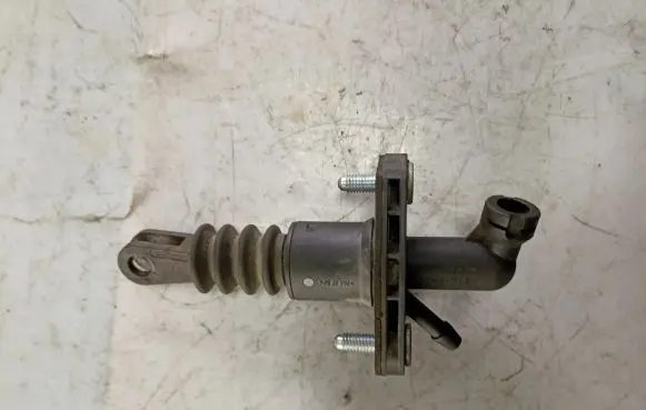 Suzuki Grand Vitara II Clutch master cylinder 2391064J00 2285