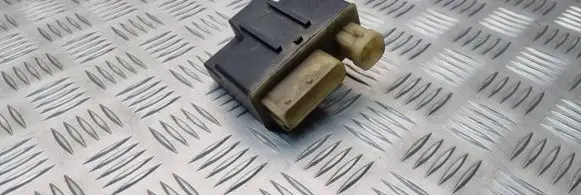 Peugeot 207 CC Glow plug pre-heat relay 87635E