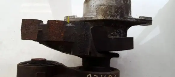 Honda CR-V Engine mount bracket