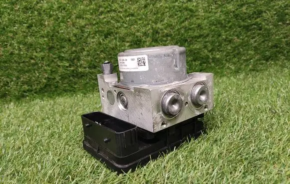 Ford Fusion II ABS Pump DG9C2C405AH