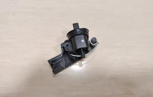 Nissan Note (E11) Fuel tank cap lock 