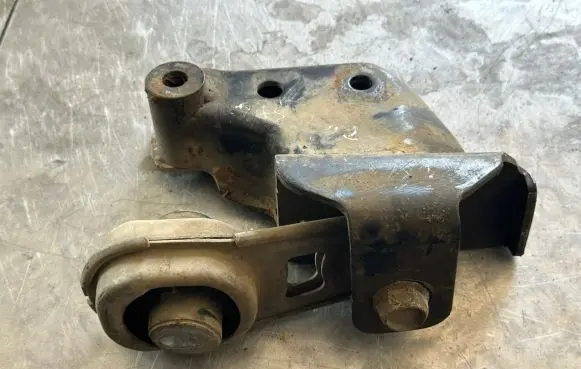 Nissan Qashqai+2 Engine mount bracket