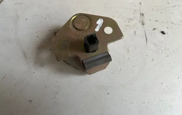 Ford Mondeo Mk III Rear door lock loop/hook striker 96BGF21982AL