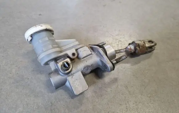 Mitsubishi L200 Clutch master cylinder 