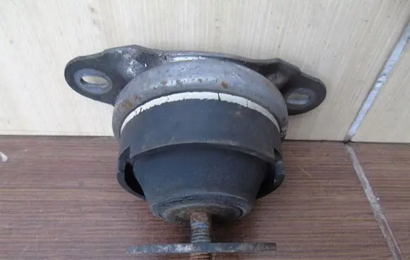 Peugeot 407 Engine mount bracket