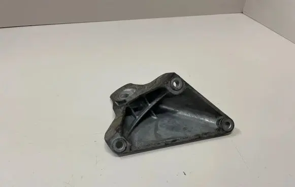 BMW 5 E60 E61 Engine mounting bracket 6769153 22116769153