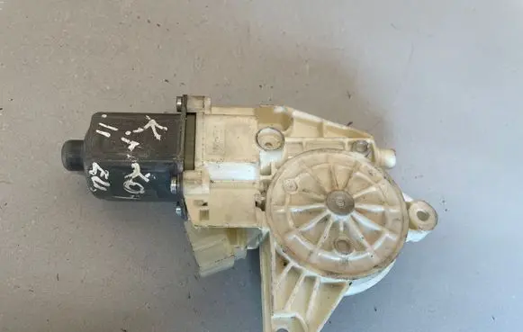 Mercedes-Benz C W204 Front door window regulator motor A2048200142