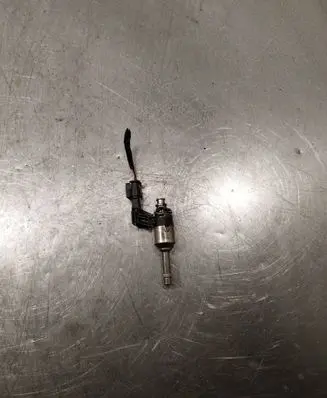 Volkswagen Golf VI Fuel injector 03f906036