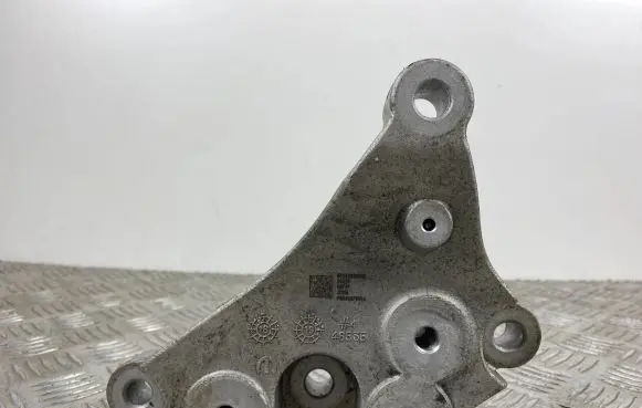 Jeep Compass Gearbox mounting bracket P68450791AA