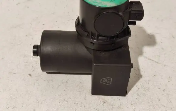Volkswagen Golf II Central locking vacuum pump 443862257A