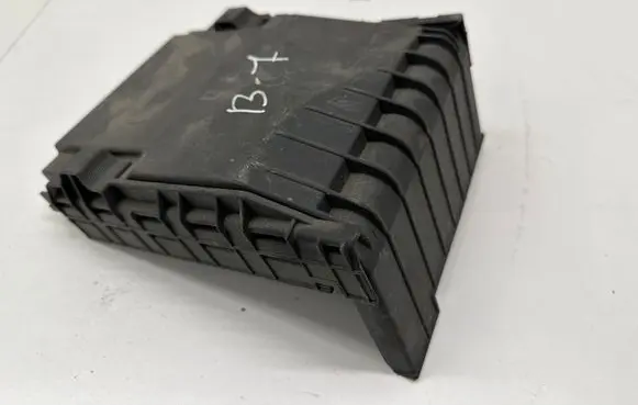 Volkswagen PASSAT B7 Fuse box cover 1K0937132F