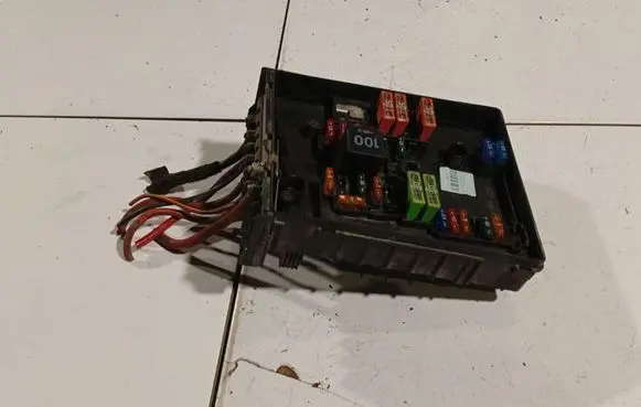 Volkswagen PASSAT B6 Fuse box set 1K0937125C