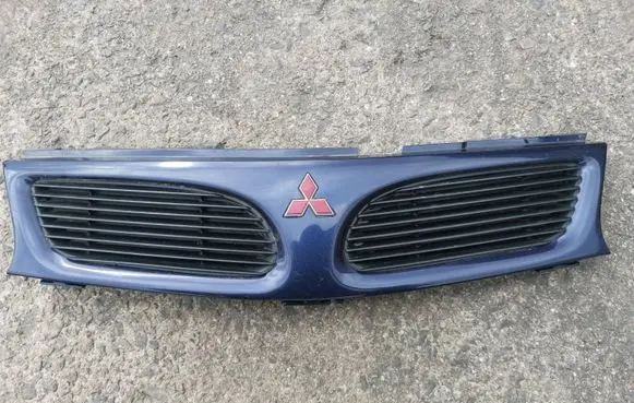 Mitsubishi Carisma Front bumper upper radiator grill