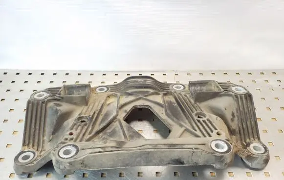 Volvo XC70 Rear differential/diff mount bracket 8646143