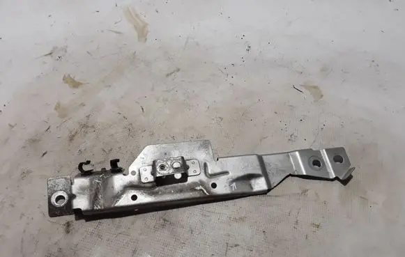 Volvo S90, V90 Fender mounting bracket 31416626
