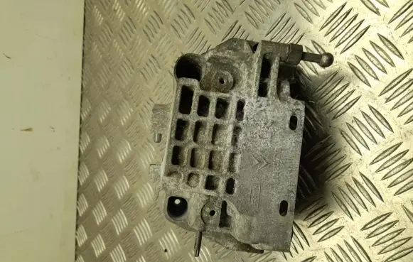 Opel Vivaro Engine mounting bracket 629