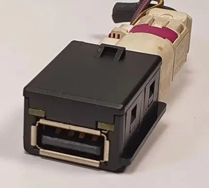 Skoda Fabia Mk3 (NJ) USB socket connector 5Q0035726B