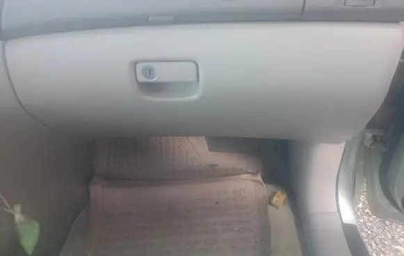 Toyota Sienna XL20 II Glove box