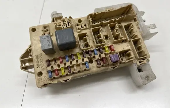 Toyota Corolla Verso E121 Fuse module 892210F030