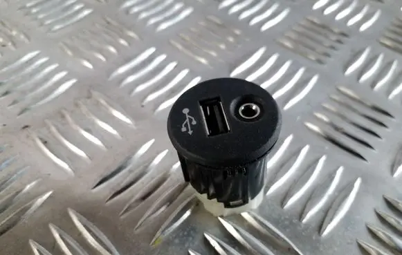 Nissan Juke I F15 USB socket connector 