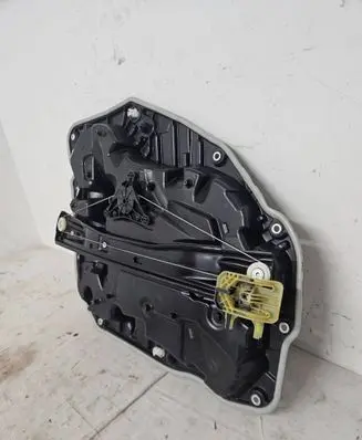 Rear window lifting mechanism without motor