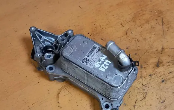 Mercedes-Benz E W211 Oil filter mounting bracket U7902004