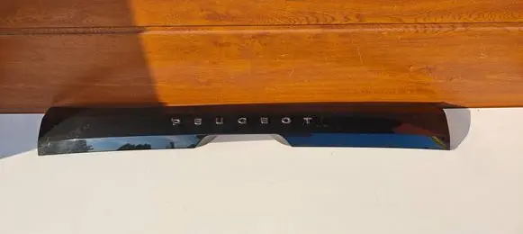 Peugeot 208 II Tailgate trim 9826944480