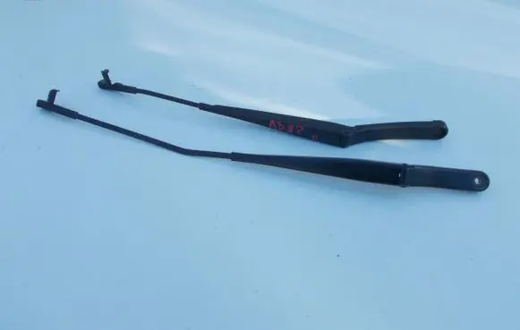 Audi A3 S3 8P Front wiper blade arm 8P1955409B 8P1955410A
