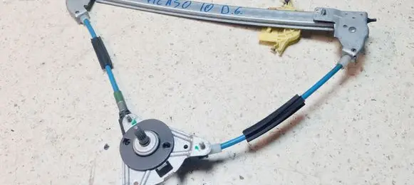 Rear door manual window regulator