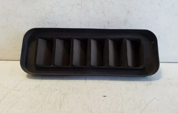 Quarter panel pressure vent
