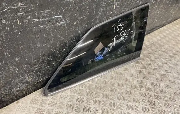 Toyota Auris E180 Rear side window 