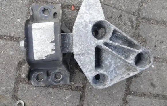 Engine mount vacuum valve