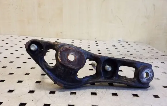 Toyota Prius (XW20) Engine mounting bracket