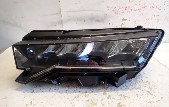 Skoda Octavia Mk4 Headlight/headlamp 5E4941009 LE22A6497