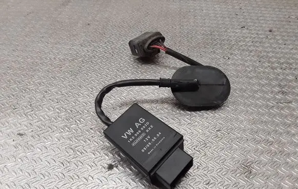 Volkswagen PASSAT B6 Fuel pump relay 1K0906093D
