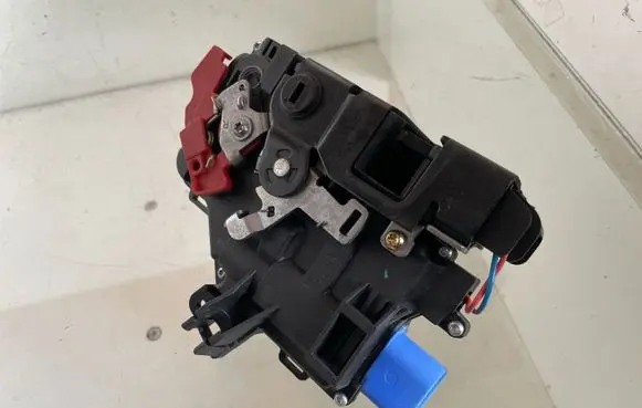 Volkswagen Golf Plus Rear door lock 7L0839016