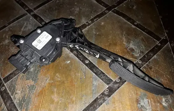 Opel Insignia A Accelerator pedal position sensor 13237356