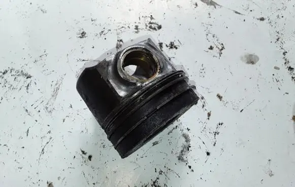 Volkswagen Jetta V Piston 81L97AB