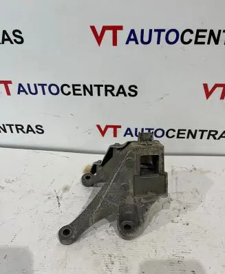 BMW 5 G30 G31 Engine mounting bracket 6861564