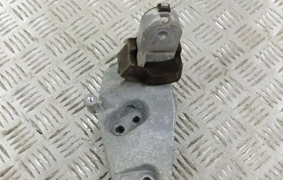 Toyota RAV 4 (XA50) Engine mounting bracket